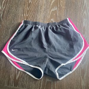 NIKE LARGE WOMEN SHORTS!